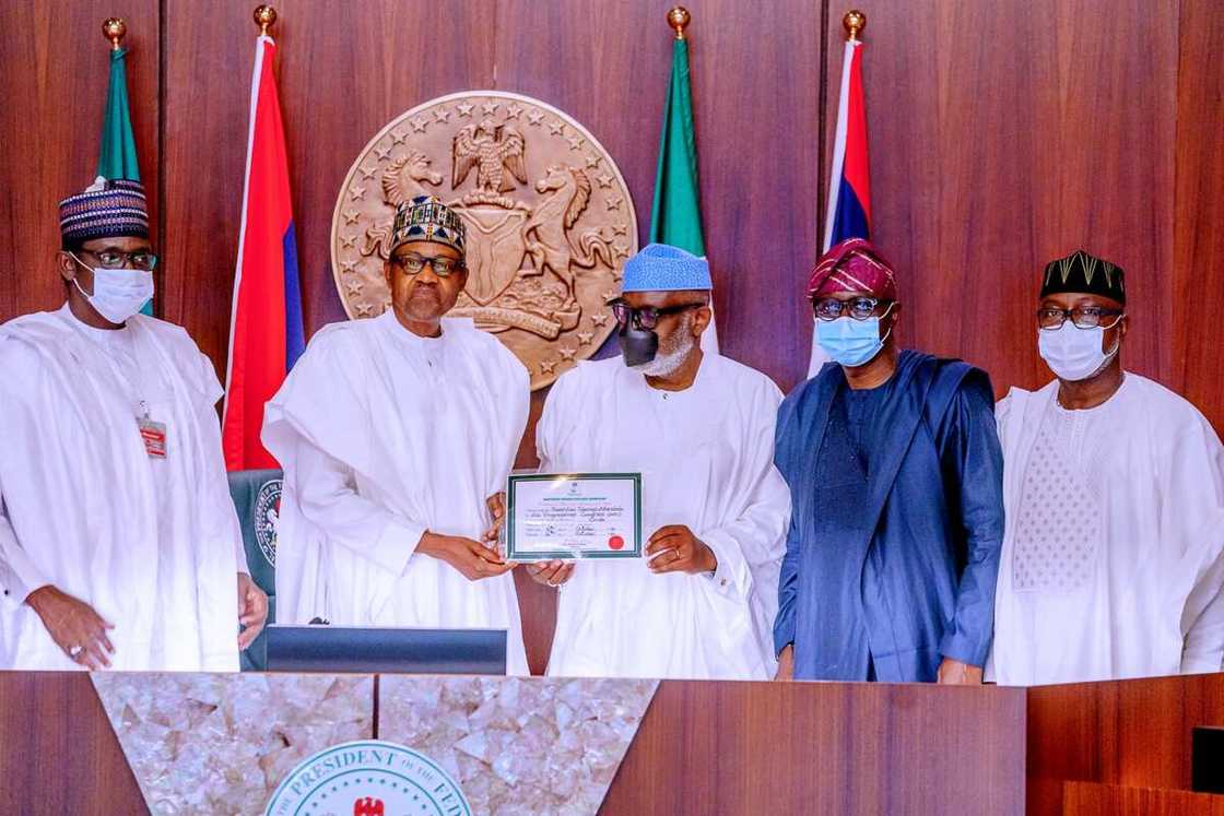 Da ɗuminsa: Akeredolu ya gana da Buhari, ya bukaci mataimakinsa ya yi murabus Da ɗuminsa: Akeredolu ya gana da Buhari, ya bukaci mataimakinsa ya yi murabus