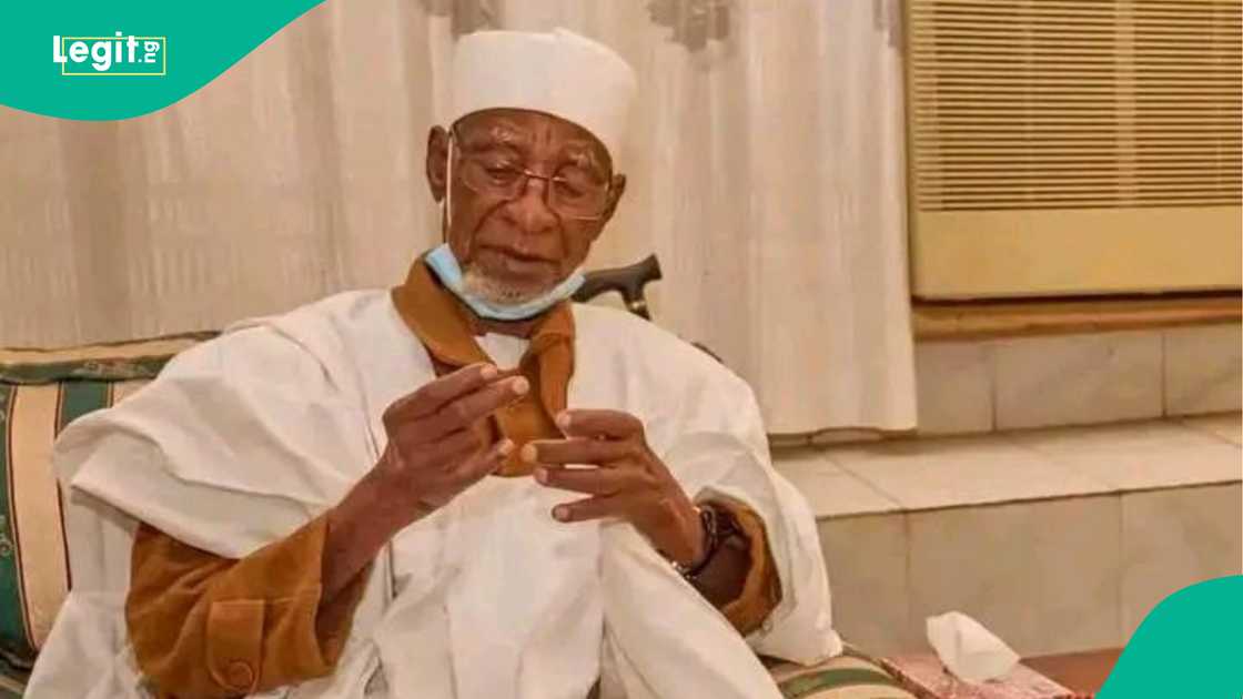 Kano: Iyalan Alhaji Nasiru Ahali, sun sanar da rasuwar mahaifinsu a daren ranar Alhamis. Kano: Iyalan Alhaji Nasiru Ahali, sun sanar da rasuwar mahaifinsu a daren ranar Alhamis.