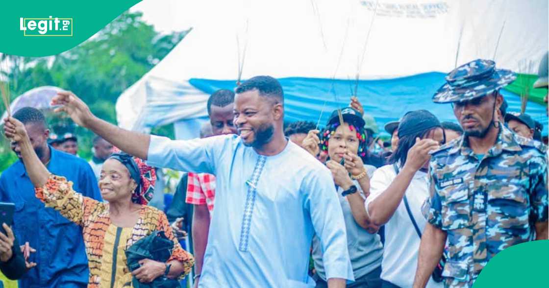 Dan Majalisa daga Akwa Ibom ya ja wa kansa suka daga mutane. Dan Majalisa daga Akwa Ibom ya ja wa kansa suka daga mutane.