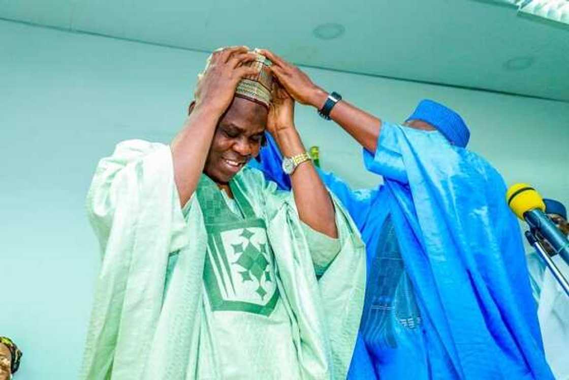 Ganduje ya karbi shugabannin Kwankwasiyya na kananan hukumomin Kano 44, ya yaga jar hula Ganduje ya karbi shugabannin Kwankwasiyya na kananan hukumomin Kano 44, ya yaga jar hula