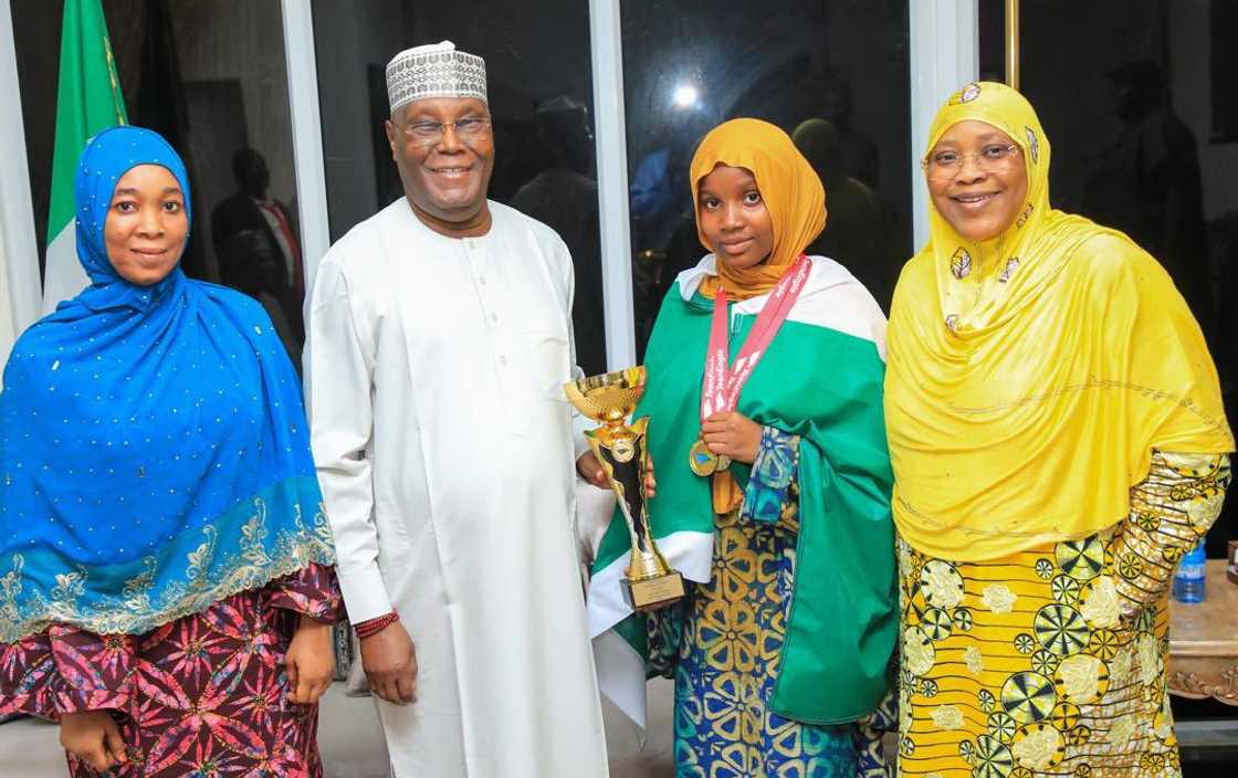 Atiku tare da Nafisa da ta lashe gasar Turanci Atiku tare da Nafisa da ta lashe gasar Turanci