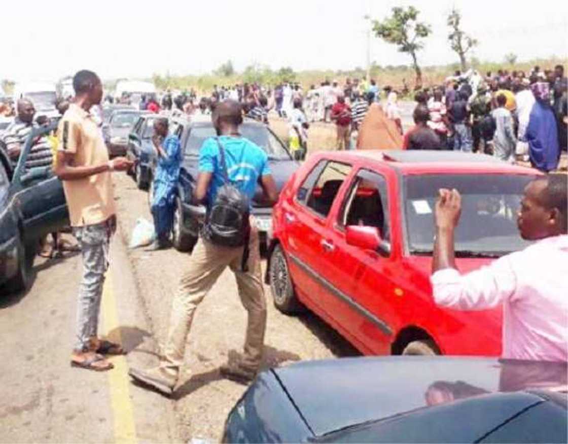 Sojoji sun tare dumbin matafiya a kan hanyar Lokoja zuwa Abuja Sojoji sun tare dumbin matafiya a kan hanyar Lokoja zuwa Abuja