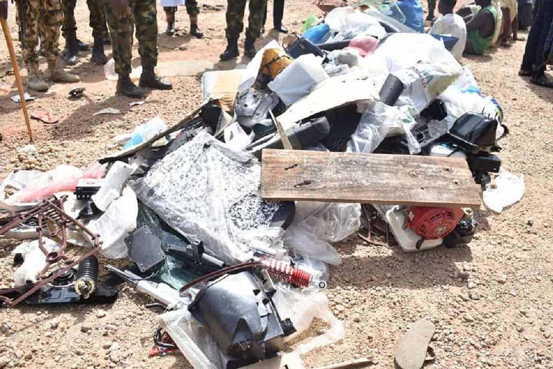 Hotunan matasa 30 da aka kama bayan yashe gidan Yakubu Dogara Hotunan matasa 30 da aka kama bayan yashe gidan Yakubu Dogara