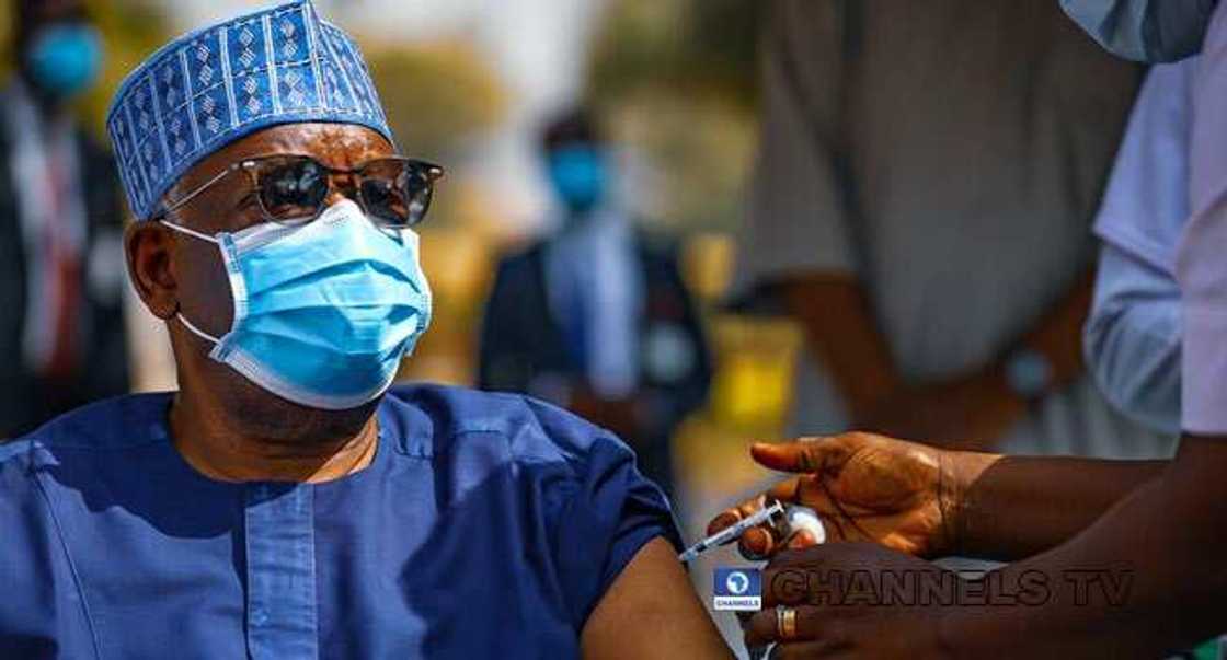 Da duminsa: An yiwa Marwa, Gambari da Garba Shehu rigakafin Korona Da duminsa: An yiwa Marwa, Gambari da Garba Shehu rigakafin Korona