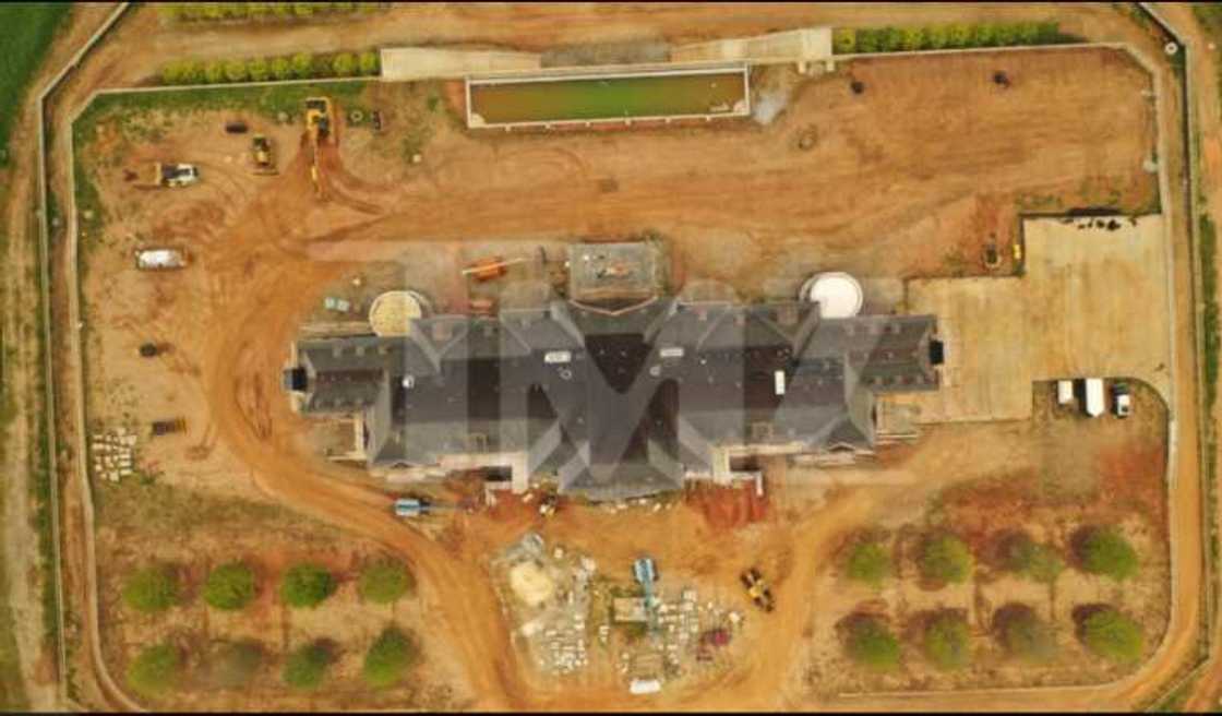 Hotunan katafaren gidan wani hamshakin mai kudi da ke da filin saukar jirgin sama Hotunan katafaren gidan wani hamshakin mai kudi da ke da filin saukar jirgin sama