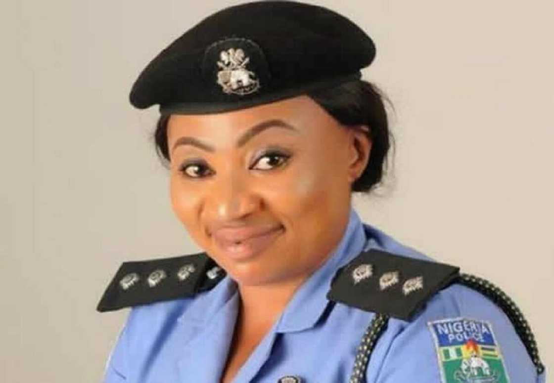 Zargin cin amana: Saurayi ya zabtare hannun budurwarsa da adda Zargin cin amana: Saurayi ya zabtare hannun budurwarsa da adda