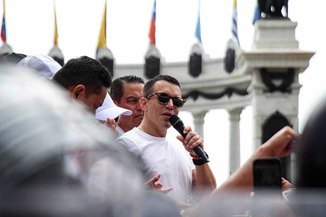 Shugaban kasar Ecuardor yana wani jawabi Shugaban kasar Ecuardor yana wani jawabi