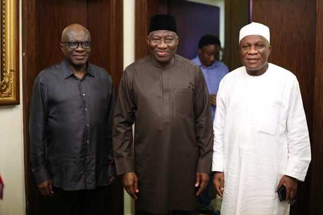 Ministan Neja Delta, Abubakar Momoh tare da Jonathan da Asari Dokubo. Ministan Neja Delta, Abubakar Momoh tare da Jonathan da Asari Dokubo.