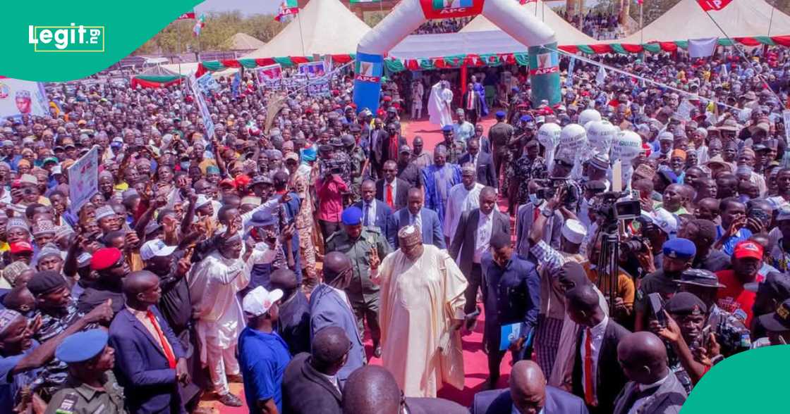 Gwamna Idris. Gwamna Idris.