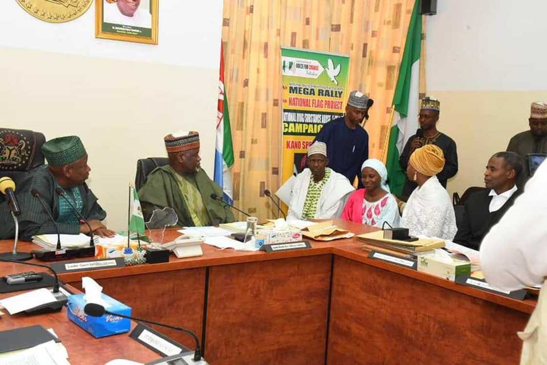 Gwamna Ganduje yayin bayar da kyautar N3m ga Zainab Aliyu da Ibrahim Abubakar Gwamna Ganduje yayin bayar da kyautar N3m ga Zainab Aliyu da Ibrahim Abubakar