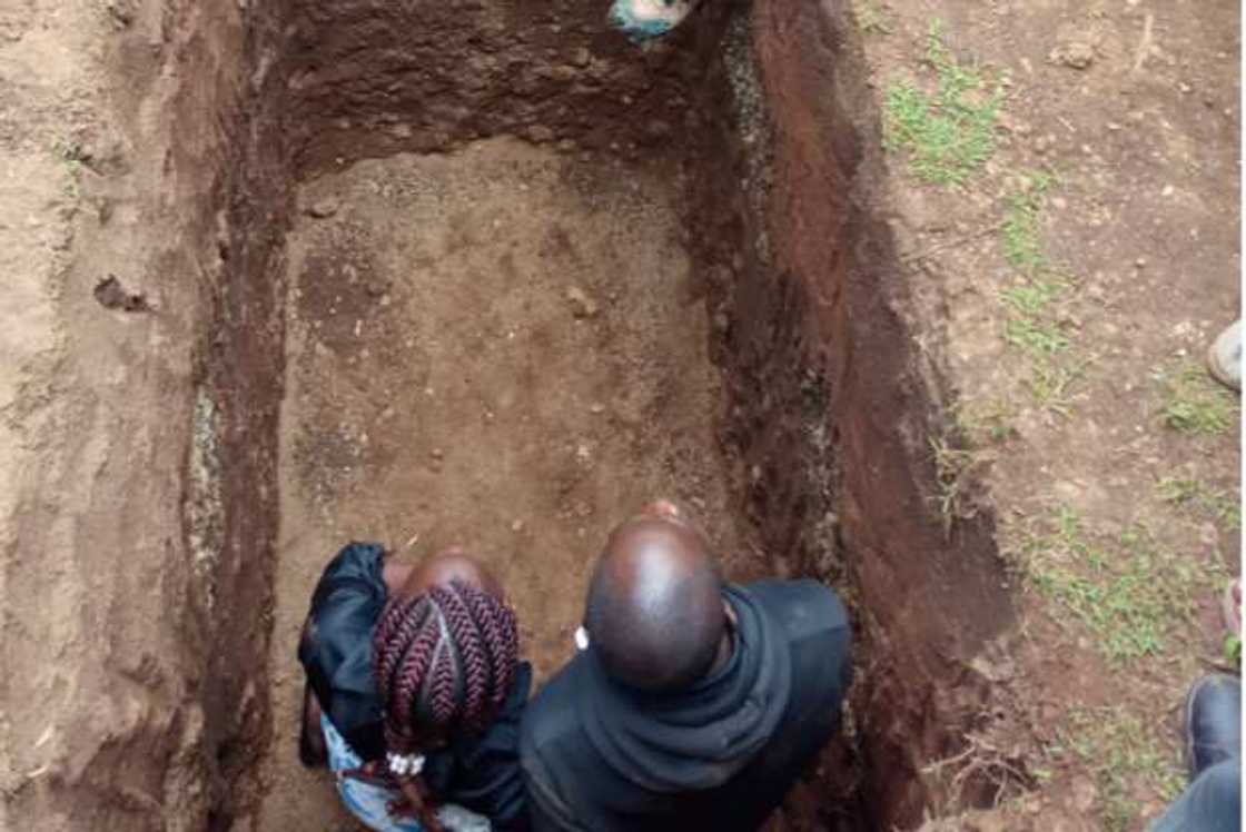 Me yankan kauna: Mata ta fada cikin kabarin mijinta don hana binne shi, hotuna Me yankan kauna: Mata ta fada cikin kabarin mijinta don hana binne shi, hotuna