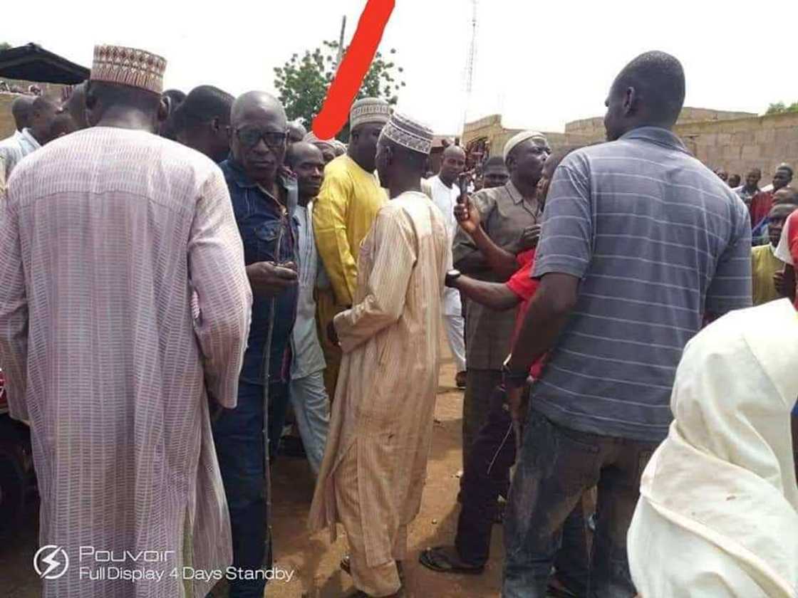 Tashin hankali: Ba zan sauko ba sai Buhari ya yi murabus - Matashi ya hau falwayan Glo Tashin hankali: Ba zan sauko ba sai Buhari ya yi murabus - Matashi ya hau falwayan Glo