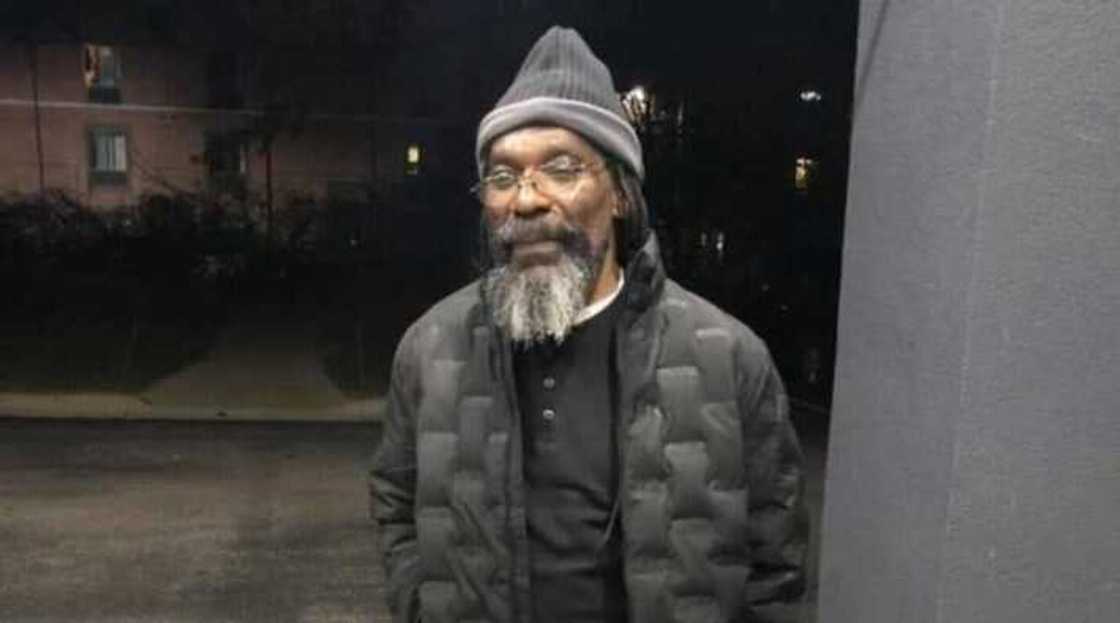 Mutumin da ya kwashe shekaru 40 a kurkuku ya samu yanci bayan wacce tayi shaida kansa a kotu tace karya tayi masa Mutumin da ya kwashe shekaru 40 a kurkuku ya samu yanci bayan wacce tayi shaida kansa a kotu tace karya tayi masa