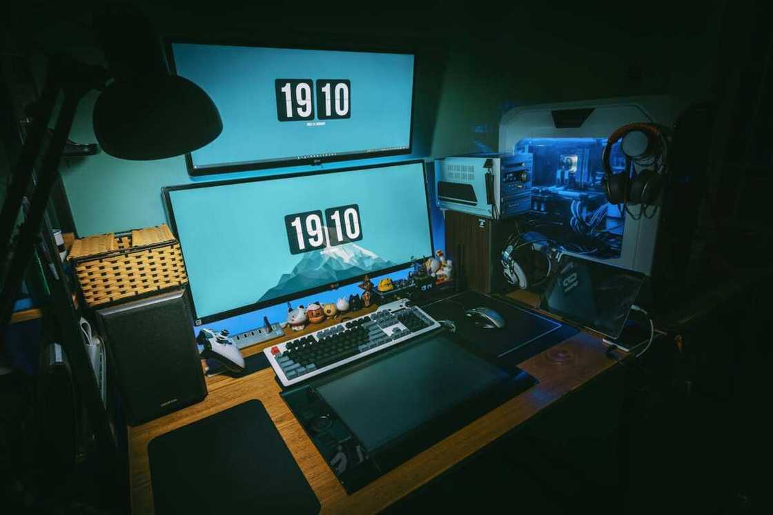 A computer gaming rig set A computer gaming rig set