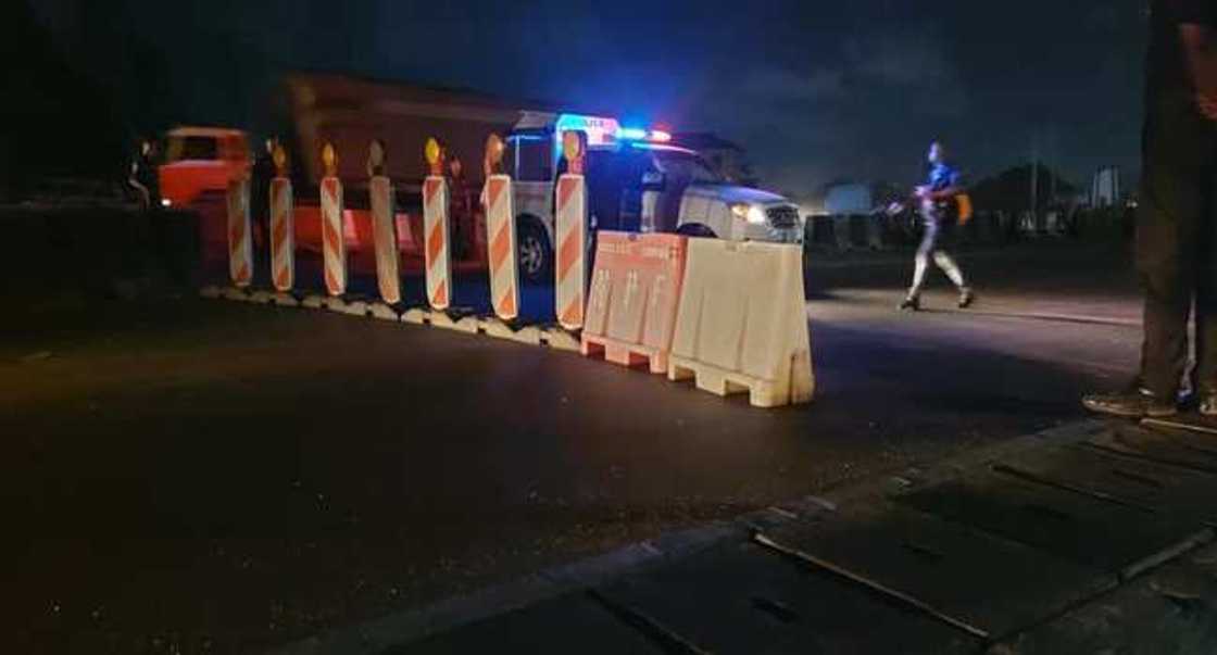 Coronavirus lockdown: Petrol tankers, food trucks stranded as police close Ogun-Lagos boundary Coronavirus lockdown: Petrol tankers, food trucks stranded as police close Ogun-Lagos boundary