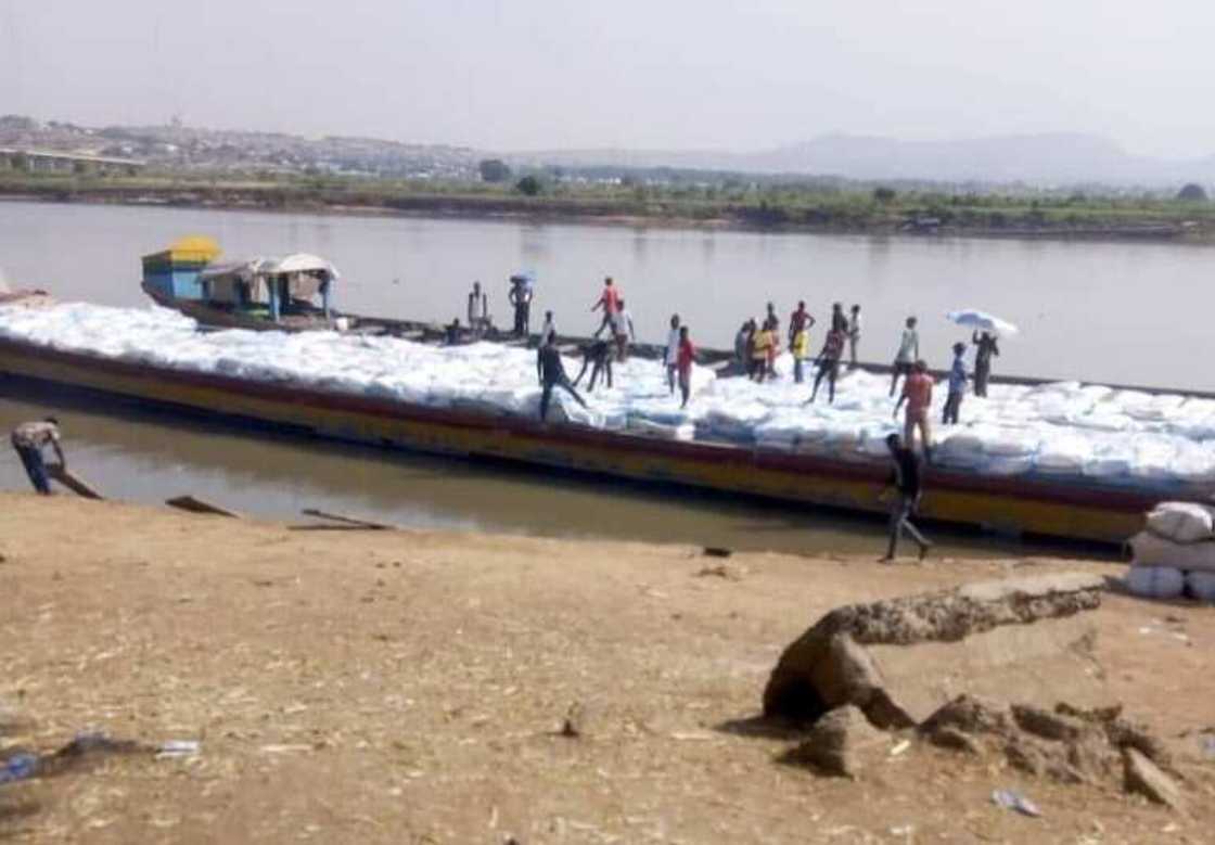 Bincike: Jami'an tsaro ke mayar hannun agogon yaki da Boko Haram baya, suna kai musu abinci da man fetur Bincike: Jami'an tsaro ke mayar hannun agogon yaki da Boko Haram baya, suna kai musu abinci da man fetur