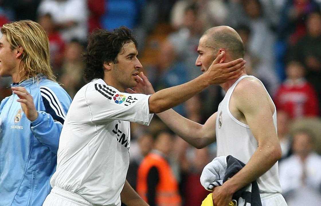 Raul Gonzalez and Zidane in action Raul Gonzalez and Zidane in action