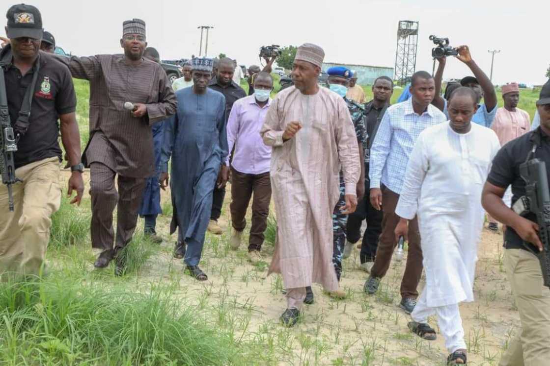 Zulum ya kai wa yan gudun hijira 80,000 tallafi a Monguno (Hotuna) Zulum ya kai wa yan gudun hijira 80,000 tallafi a Monguno (Hotuna)