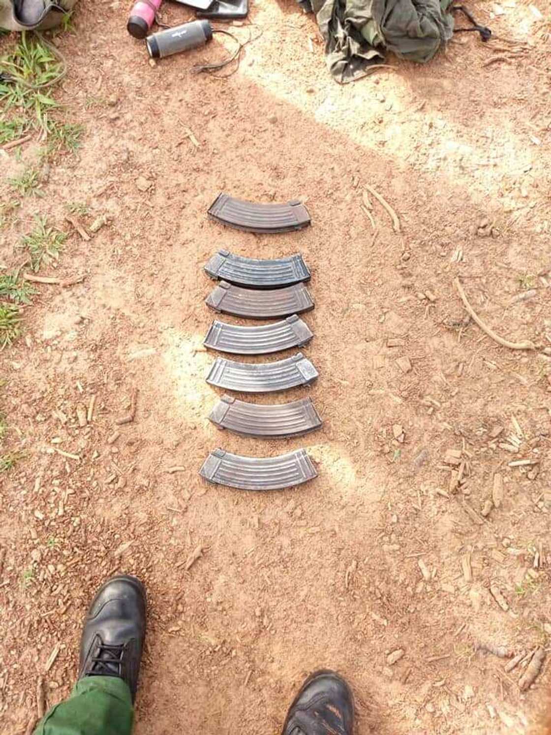 Sojoji sun kama 'yan bindiga 25, sun kwato makamai masu yawa Sojoji sun kama 'yan bindiga 25, sun kwato makamai masu yawa