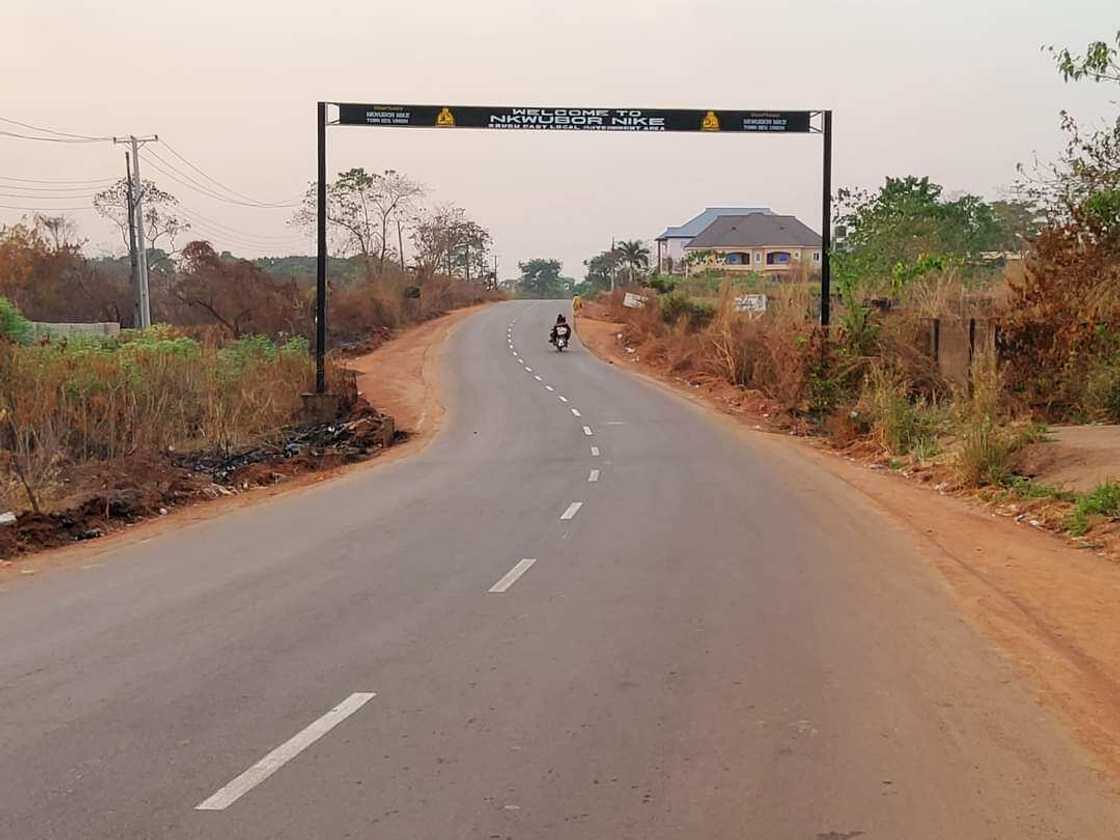 Gov Ugwuanyi inaugurates 12km Ugwuomu Nike-GO Uni Road, amid jubilation Gov Ugwuanyi inaugurates 12km Ugwuomu Nike-GO Uni Road, amid jubilation