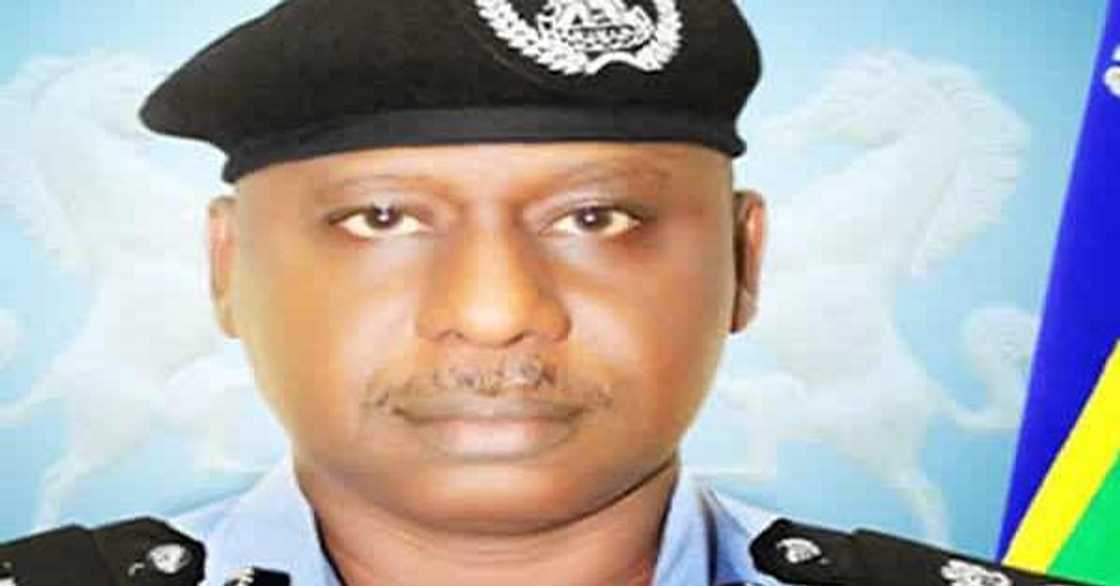 'Yan ta'adda sun kashe tsohon mataimakin kwamishinan 'yan sanda da matar sa 'Yan ta'adda sun kashe tsohon mataimakin kwamishinan 'yan sanda da matar sa