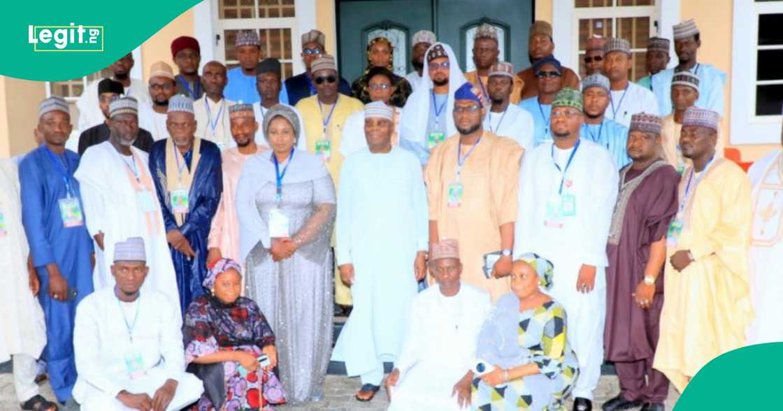 Atiku ya gana da 'yan siyasar Arewa ta Yamma a Abuja. Atiku ya gana da 'yan siyasar Arewa ta Yamma a Abuja.