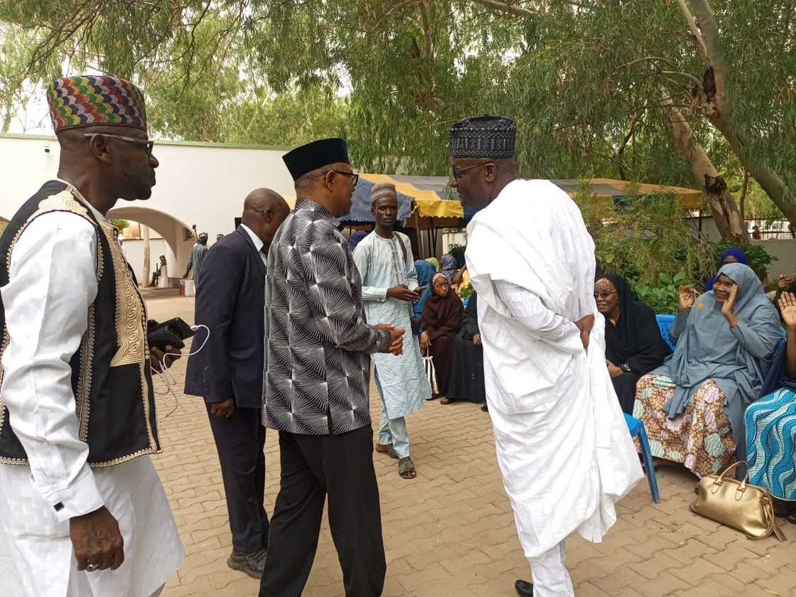 Peter Obi yana gaisawa da mutane a gidan Buhari a Daura Peter Obi yana gaisawa da mutane a gidan Buhari a Daura