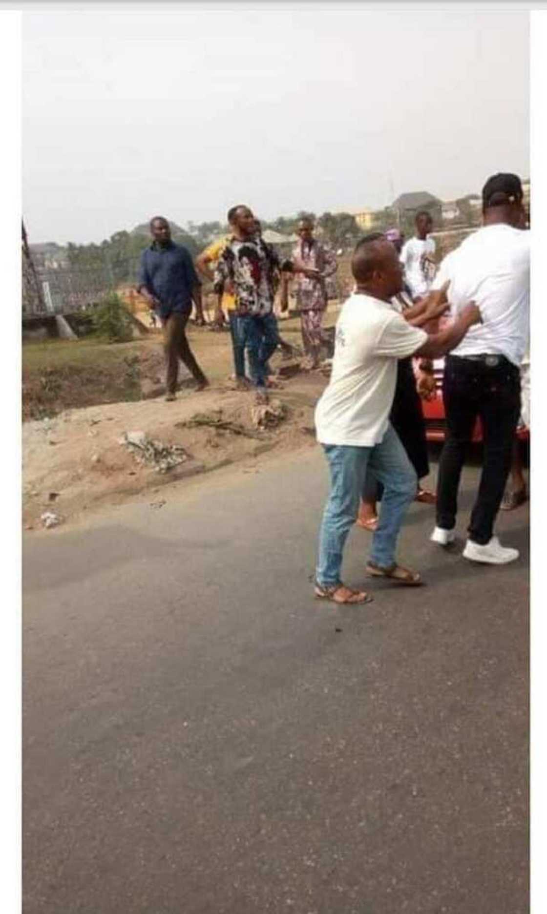 Tashin hankali: Wani mutumi ya yiwa direban mota naushi daya kacal ya mutu Tashin hankali: Wani mutumi ya yiwa direban mota naushi daya kacal ya mutu