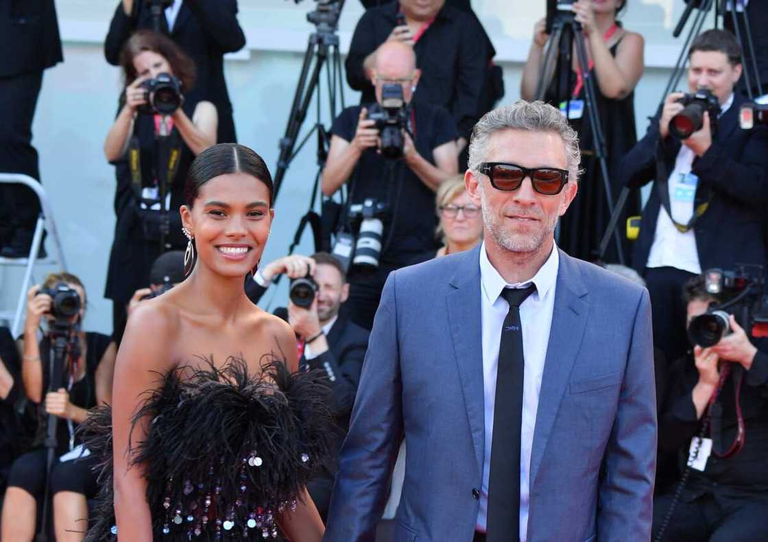 Vincent Cassel et Tina Kunakey avant la projection de « J'Accuse » lors de la 76e Mostra de Venise à la Sala Grande le 30 août 2019 à Venise, en Italie.