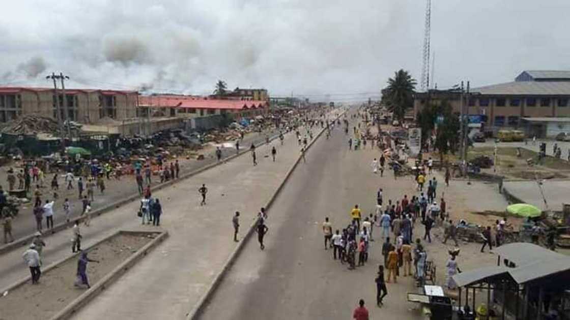 Yanzu Yanzu: Hanyar Lagas-Abeokuta ya tushe yayinda Yarbawa da Hausawa yan kasuwa ke rikici Yanzu Yanzu: Hanyar Lagas-Abeokuta ya tushe yayinda Yarbawa da Hausawa yan kasuwa ke rikici
