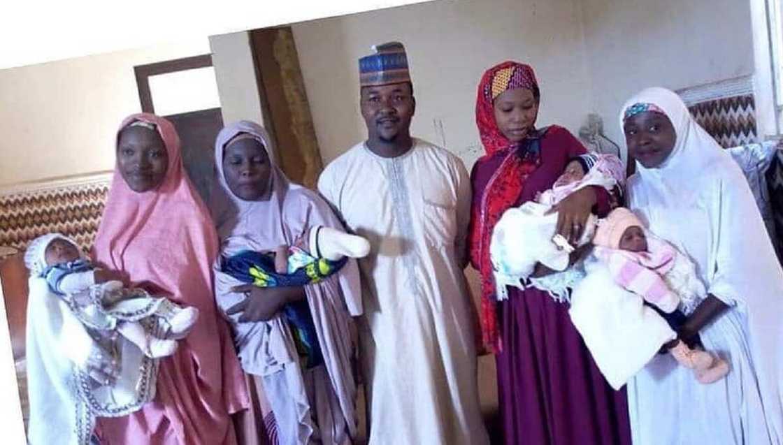 Kafinta da matansa suka haifa yara 4 a mako 3 yace burinsa ya haifa yara a kalla 40 Kafinta da matansa suka haifa yara 4 a mako 3 yace burinsa ya haifa yara a kalla 40