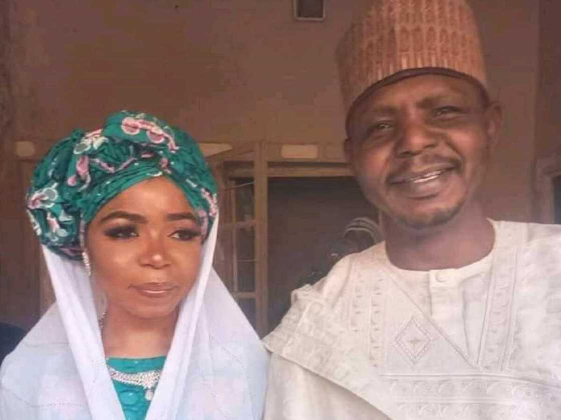 Bayan shekaru 18 da rasuwar Balaraba, Jarumi Shu'aibu Lawan Kumurci ya sake aure Bayan shekaru 18 da rasuwar Balaraba, Jarumi Shu'aibu Lawan Kumurci ya sake aure