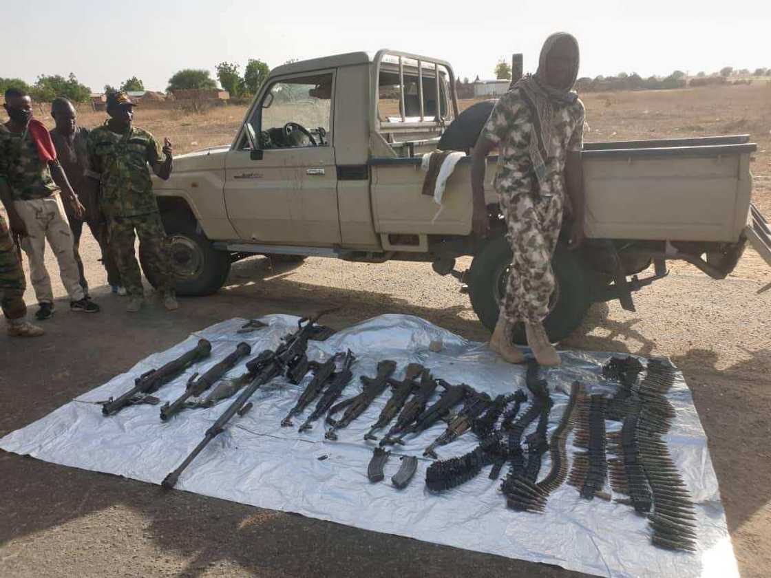 Sojoji sun kama injin nika da makamai bayan sun kashe dumbin yan Boko Haram Sojoji sun kama injin nika da makamai bayan sun kashe dumbin yan Boko Haram