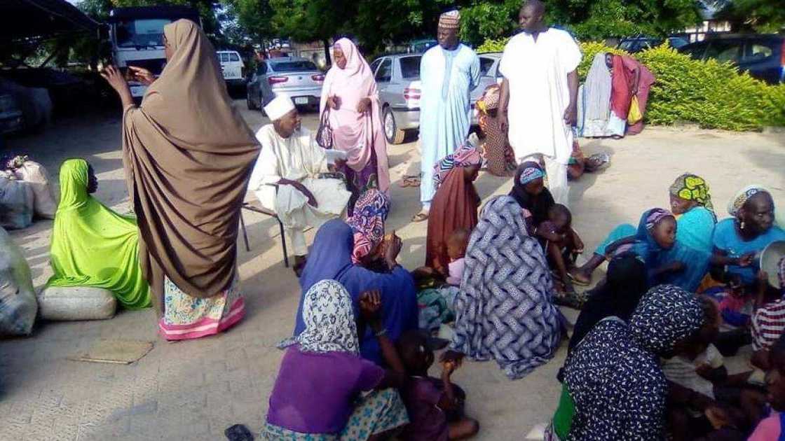 Wata sabuwa: Mabarata a jihar Jigawa sun hana gwamna fita daga cikin gidansa Wata sabuwa: Mabarata a jihar Jigawa sun hana gwamna fita daga cikin gidansa