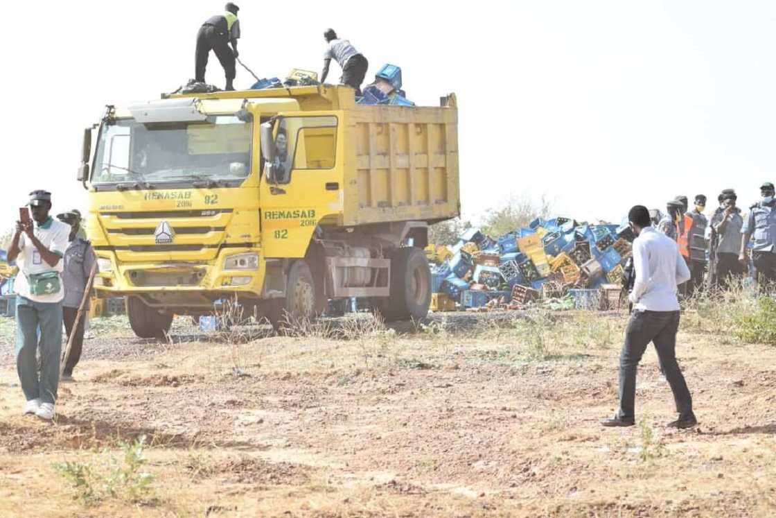Hotunan giya ta N200m da hukumar Hisbah ta ragargaza a Kano Hotunan giya ta N200m da hukumar Hisbah ta ragargaza a Kano