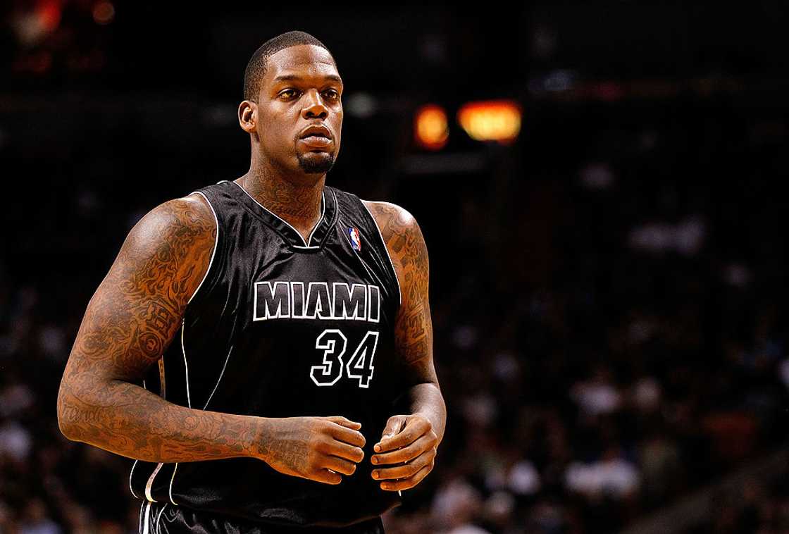 Eddy Curry shoots a free throw during a game against the Los Angeles Lakers