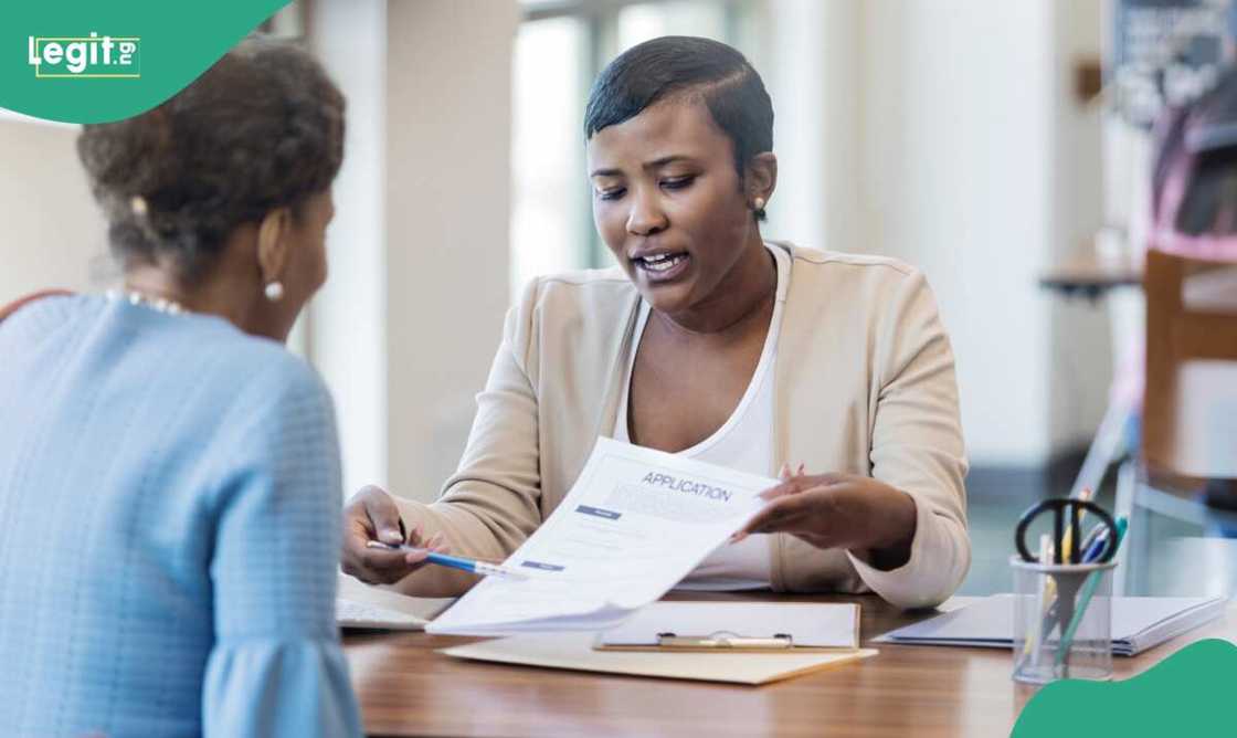 Photo of lady banker Photo of lady banker