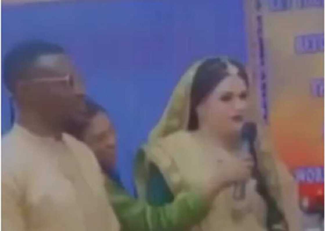 Soyayyar Facebook: Mata ƴar Indiya ta fasa auren masoyinta ɗan Najeriya a gaban mutane ranar ɗaurin aure Soyayyar Facebook: Mata ƴar Indiya ta fasa auren masoyinta ɗan Najeriya a gaban mutane ranar ɗaurin aure