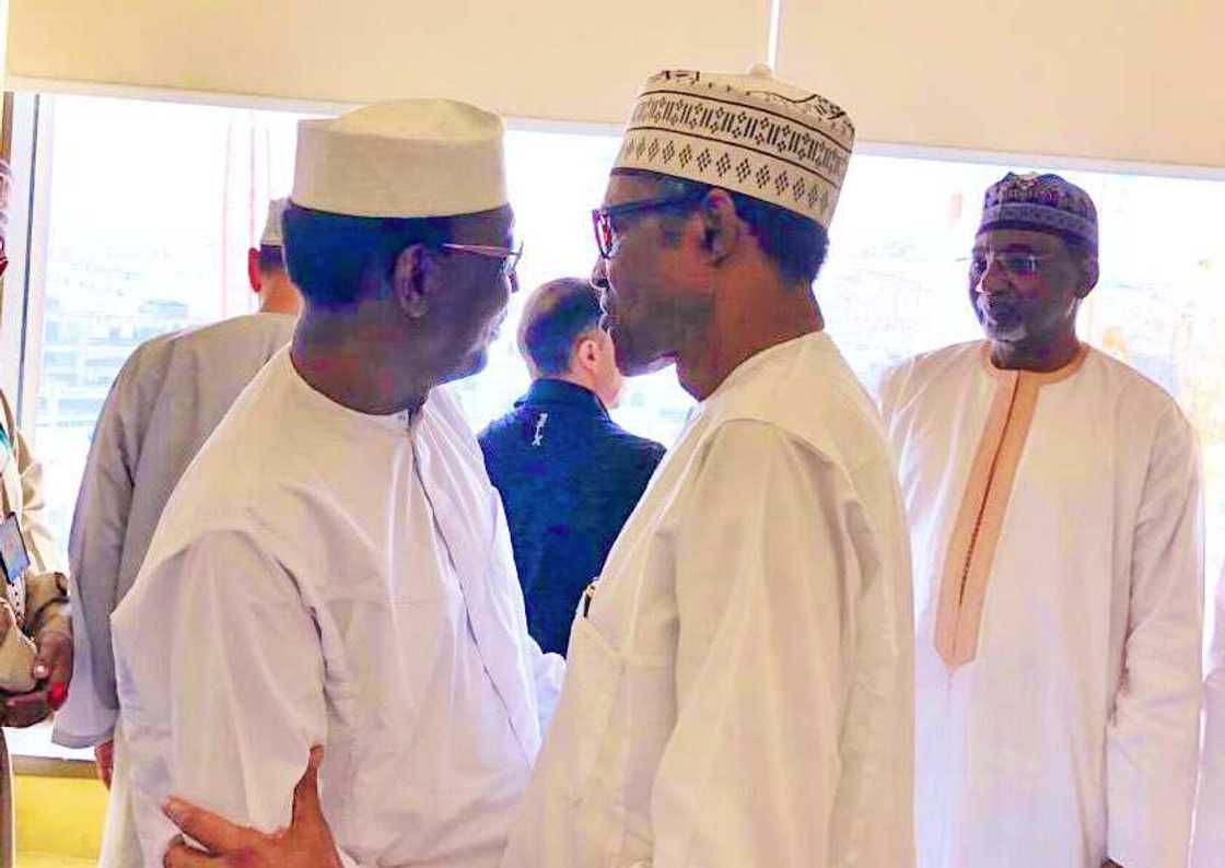 Buhari ya yi sallar Juma'a a Makkah tare da wasu shugabanin kasashe (Hotuna) Buhari ya yi sallar Juma'a a Makkah tare da wasu shugabanin kasashe (Hotuna)