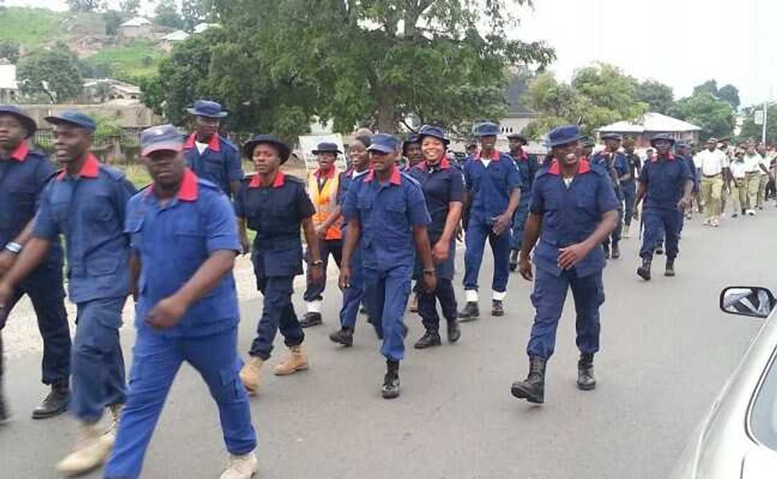 Hukumar NSCDC ta sallami hafsan da aka gani a bidiyo yana wawason kayan abinci a Abuja (Bidiyon) Hukumar NSCDC ta sallami hafsan da aka gani a bidiyo yana wawason kayan abinci a Abuja (Bidiyon)