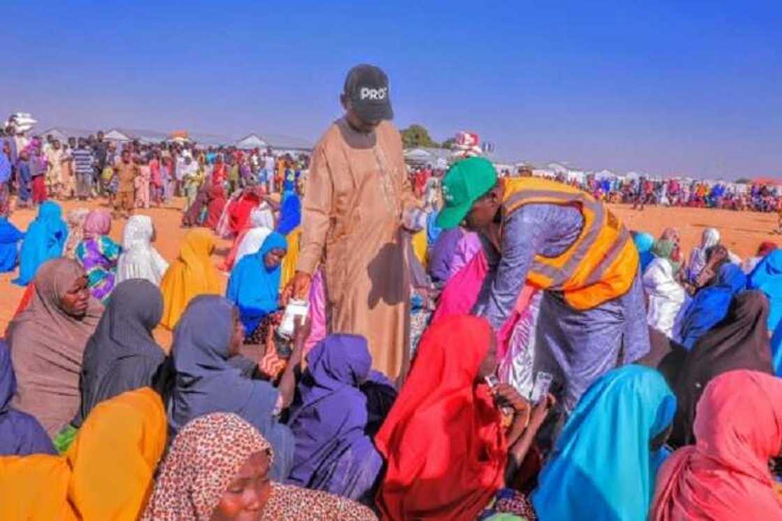 Hotunan Zulum a sansanin 'yan gudun hijira na Bakassi, ya bai wa masu komawa gida N.5b Hotunan Zulum a sansanin 'yan gudun hijira na Bakassi, ya bai wa masu komawa gida N.5b