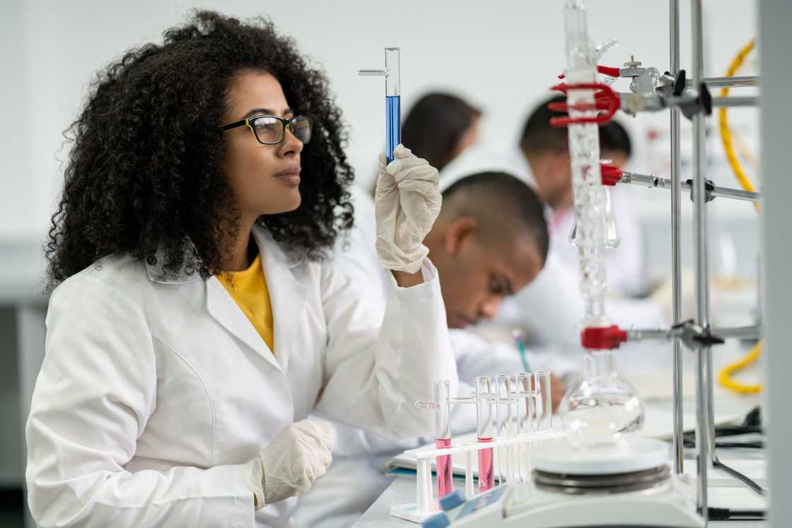 A female student in class at the laboratory. Photo: Andresr