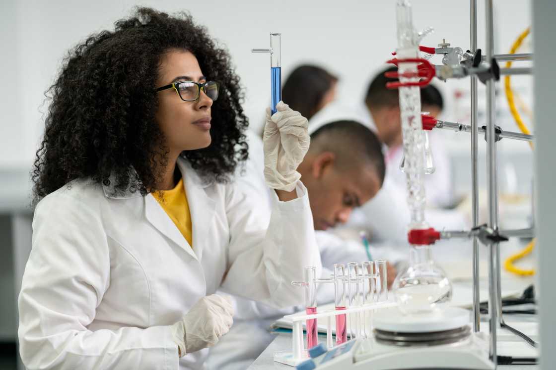 A female student in class at the laboratory. Photo: Andresr A female student in class at the laboratory. Photo: Andresr