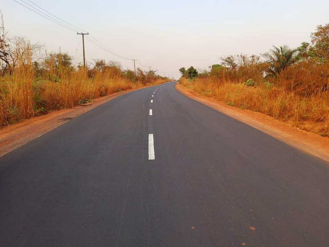 Gov Ugwuanyi inaugurates 12km Ugwuomu Nike-GO Uni Road, amid jubilation Gov Ugwuanyi inaugurates 12km Ugwuomu Nike-GO Uni Road, amid jubilation