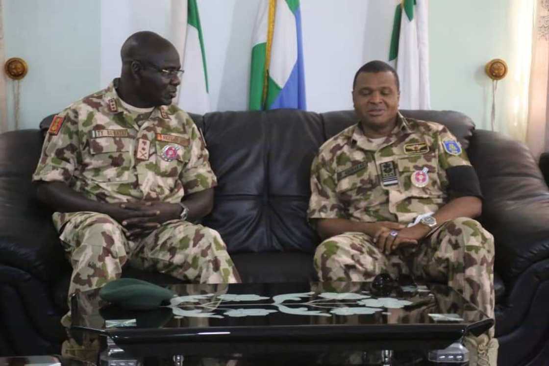 Mutuwar Sojoji a jirgin sama: Buratai ya kai ma babban hafsan Sojan sama ziyarar ta’aziyya Mutuwar Sojoji a jirgin sama: Buratai ya kai ma babban hafsan Sojan sama ziyarar ta’aziyya