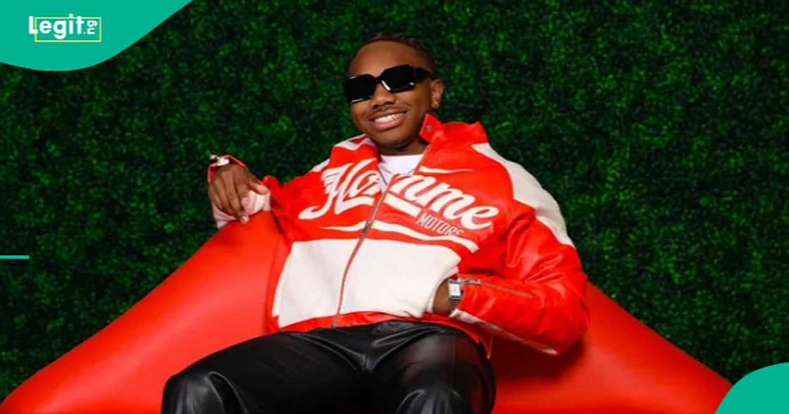 Man shares how his friends snuck a speaker into his graduation ceremony.