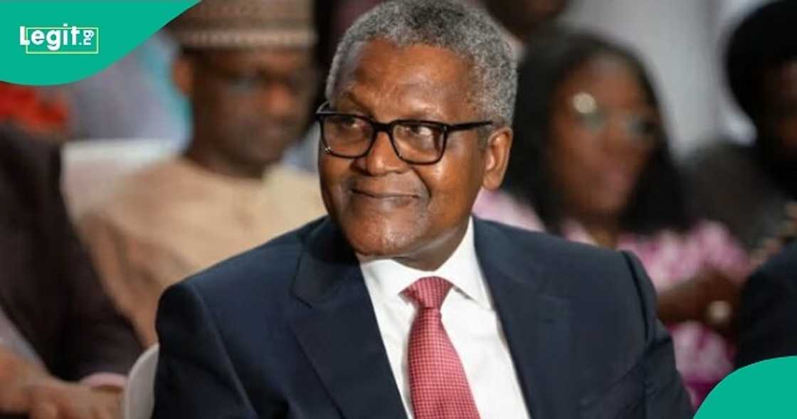 Man claims Aliko Dangote uses Samsung, announces plan to sell off his iPhone. Man claims Aliko Dangote uses Samsung, announces plan to sell off his iPhone.