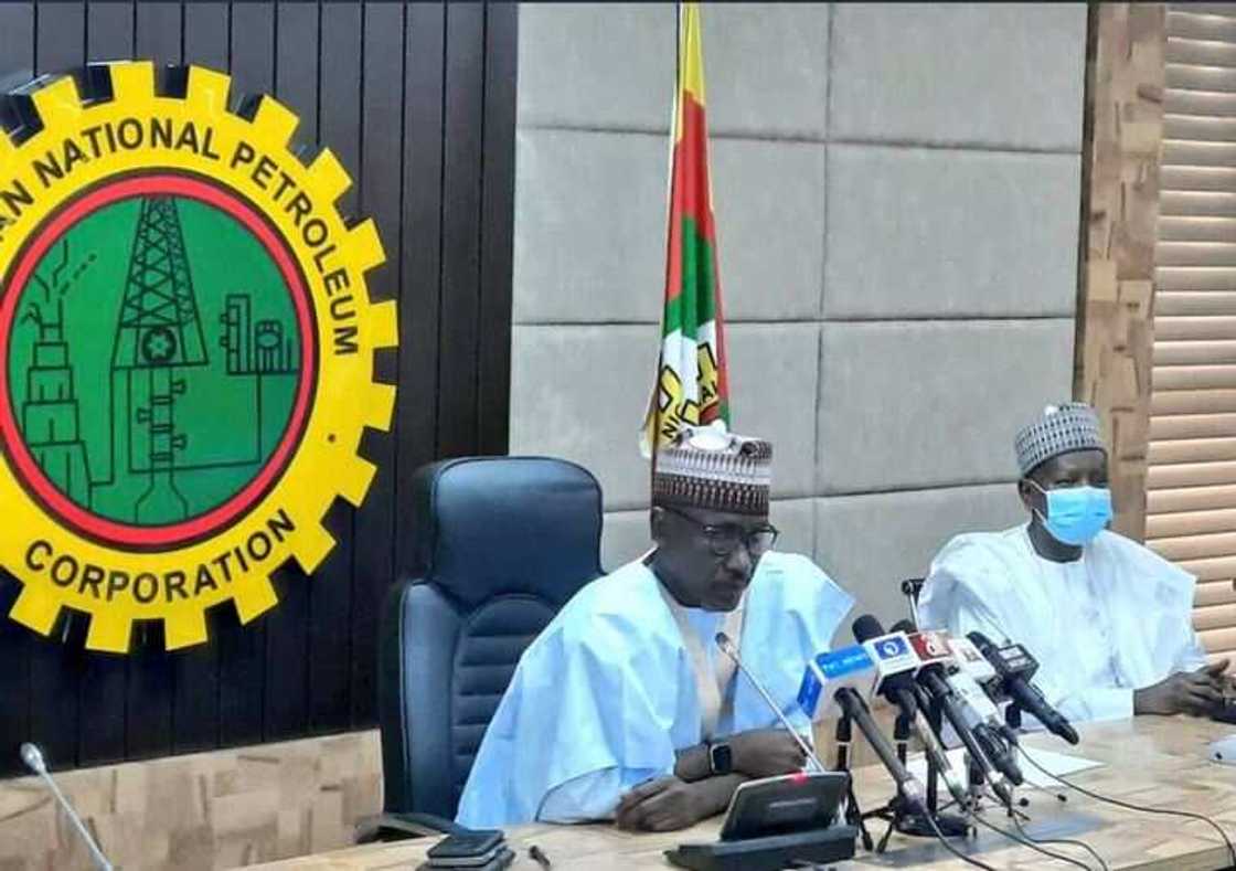 Da duminsa: Ba za'a kara farashin man fetur ba a watan Mayu, Shugaban NNPC Da duminsa: Ba za'a kara farashin man fetur ba a watan Mayu, Shugaban NNPC