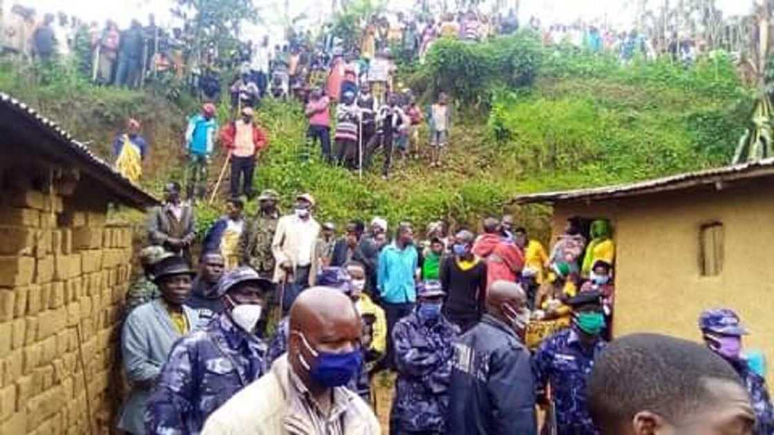 Matashin da ya kashe iyayensa, matarsa da kanwar matarsa ya mika kansa ga 'yan sanda (Hotuna)