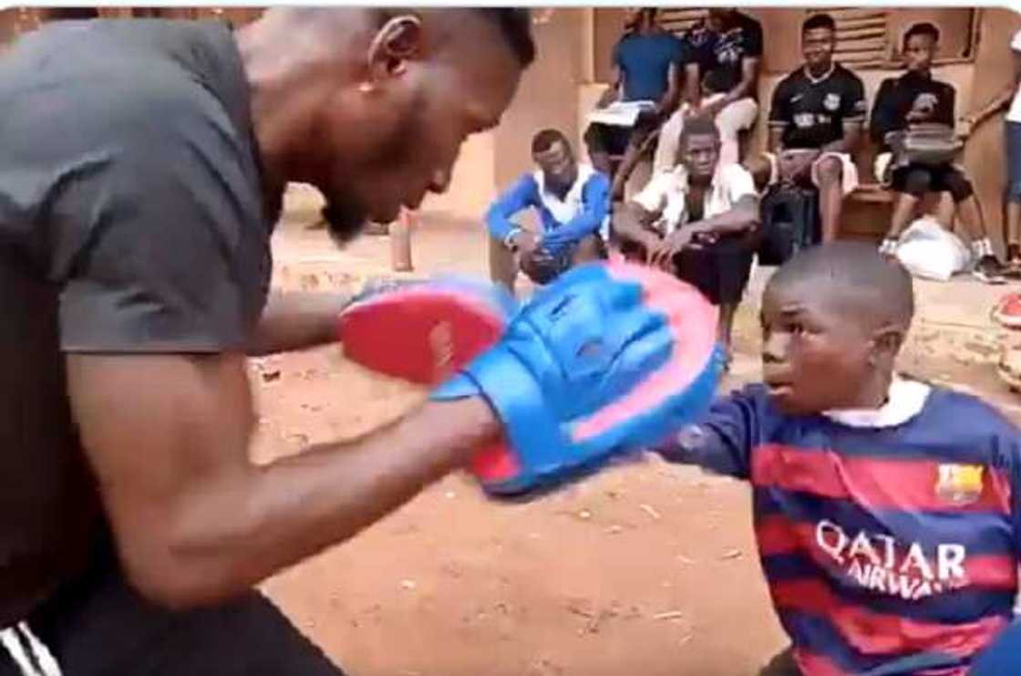 Young Nigerian boxer dazzle fans with impressive boxing skills and speed Young Nigerian boxer dazzle fans with impressive boxing skills and speed